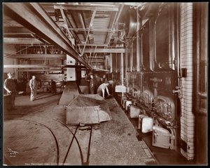 Hommes pelletant du charbon dans les chaudières de la Metropolitan Life Insurance Co. à la 23e rue et Madison Avenue, New York, 1907 - Byron Company